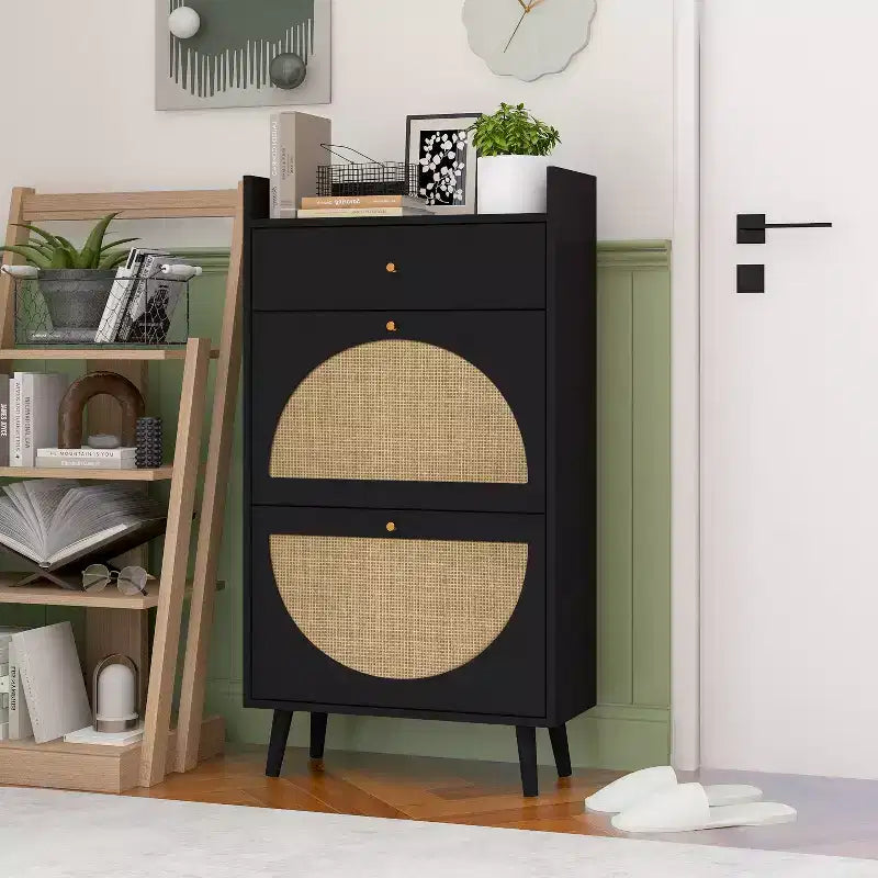 Meuble à chaussures moderne avec détails en rotin, cadre en MDF, pieds en bois de pin et 1 tiroir + 2 tiroirs basculants, unité de rangement multi-étagères
