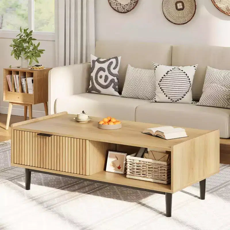 Table basse rectangulaire moderne du milieu du siècle avec cannelures de 42,5 po, tiroirs, étagères ouvertes et finition en bois clair, montage facile