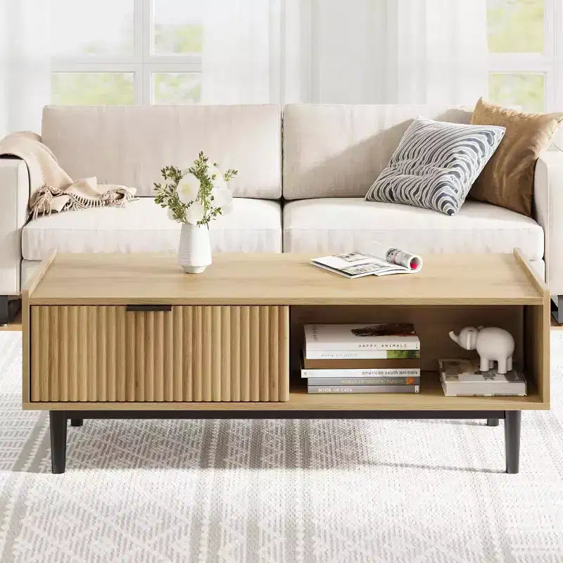Table basse rectangulaire moderne du milieu du siècle avec cannelures de 42,5 po, tiroirs, étagères ouvertes et finition en bois clair, montage facile
