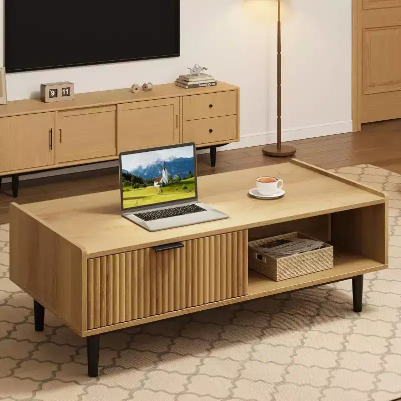 Table basse rectangulaire moderne du milieu du siècle avec cannelures de 42,5 po, tiroirs, étagères ouvertes et finition en bois clair, montage facile