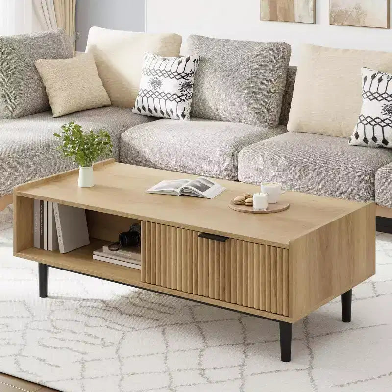 Table basse rectangulaire moderne du milieu du siècle avec cannelures de 42,5 po, tiroirs, étagères ouvertes et finition en bois clair, montage facile