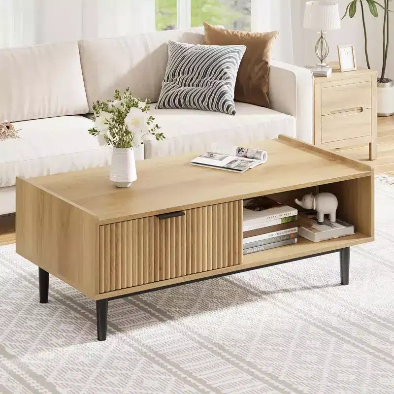 Table basse rectangulaire moderne du milieu du siècle avec cannelures de 42,5 po, tiroirs, étagères ouvertes et finition en bois clair, montage facile
