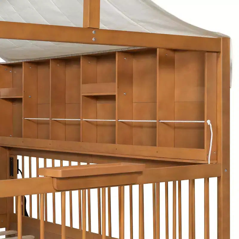 Lit cabane complet avec 2 tiroirs, étagères de rangement éclairées, station de recharge, toit et barrières de sécurité